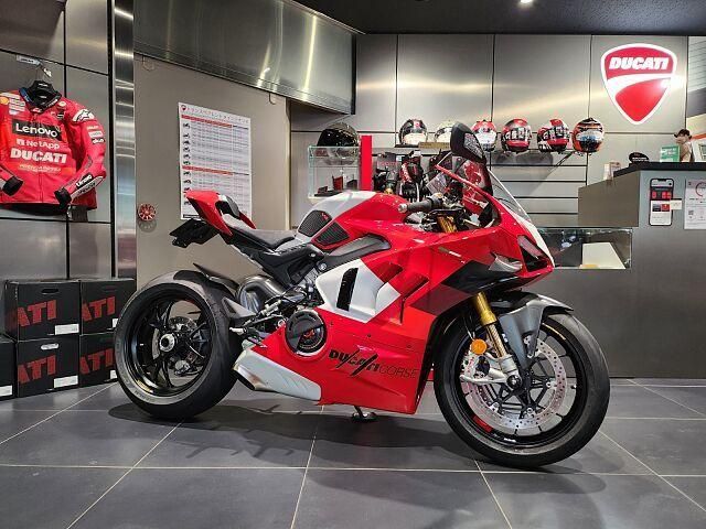 Una moto Ducati en una tienda