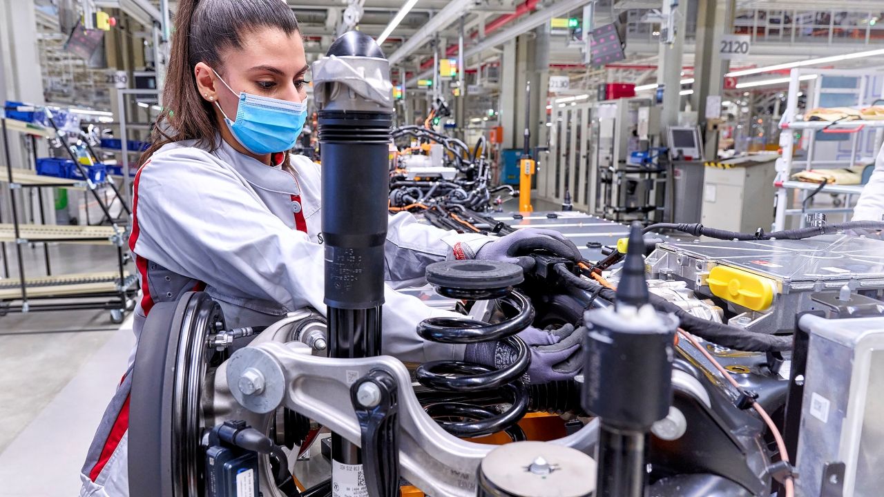 Volkswagen quiere arreglar el futuro con dos recetas que no podrían ser más distintas: mirar a España o sacrificar miles de trabajadores