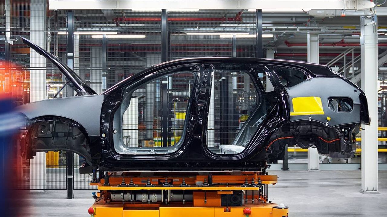 El Volvo EX60 triunfa antes de llegar a España, pero “ajustes menores” retrasan las entregas hasta 10 semanas mientras la marca calla