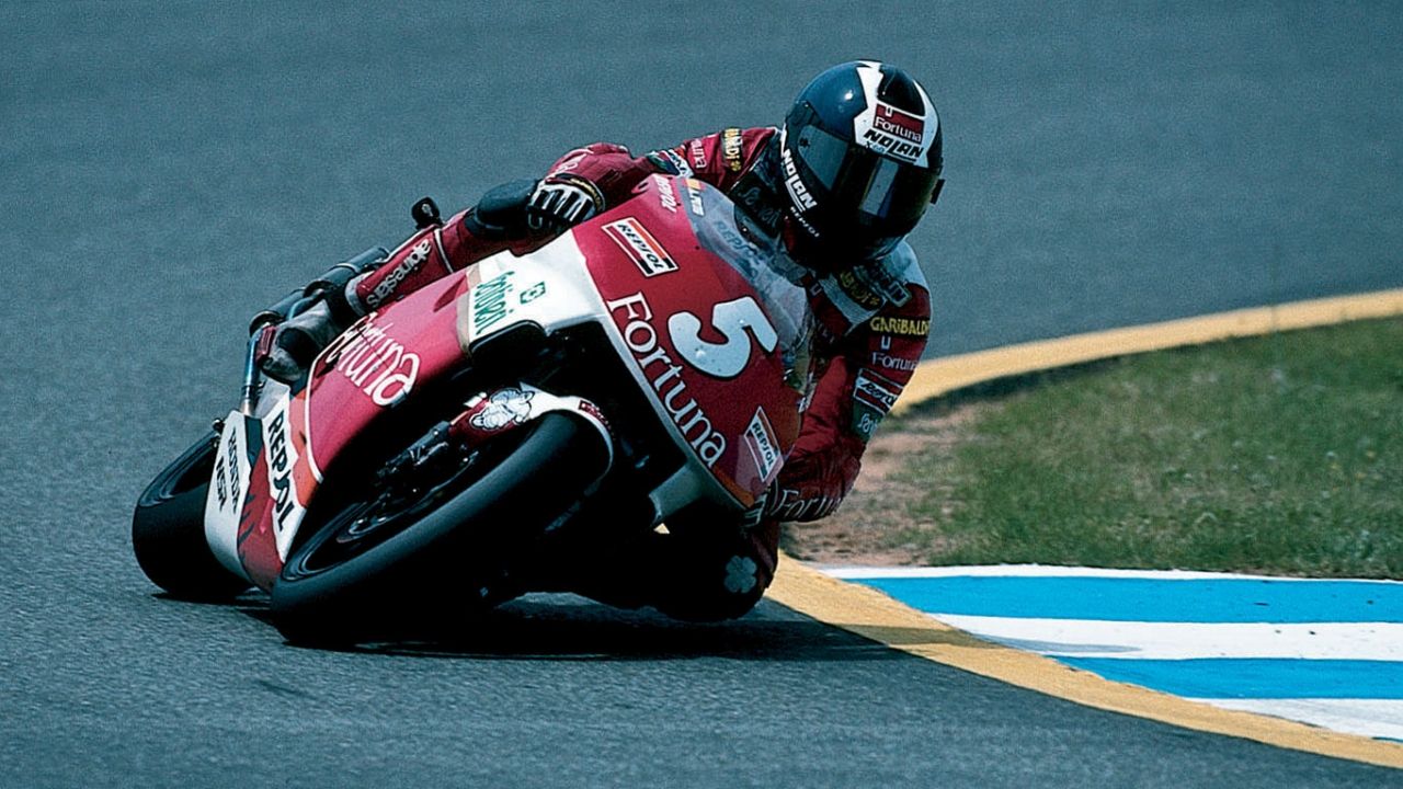 piloto de motos, alberto puig, pilotando una honda de 500 cc patrocinada por la tabacalera fortuna en 1995.