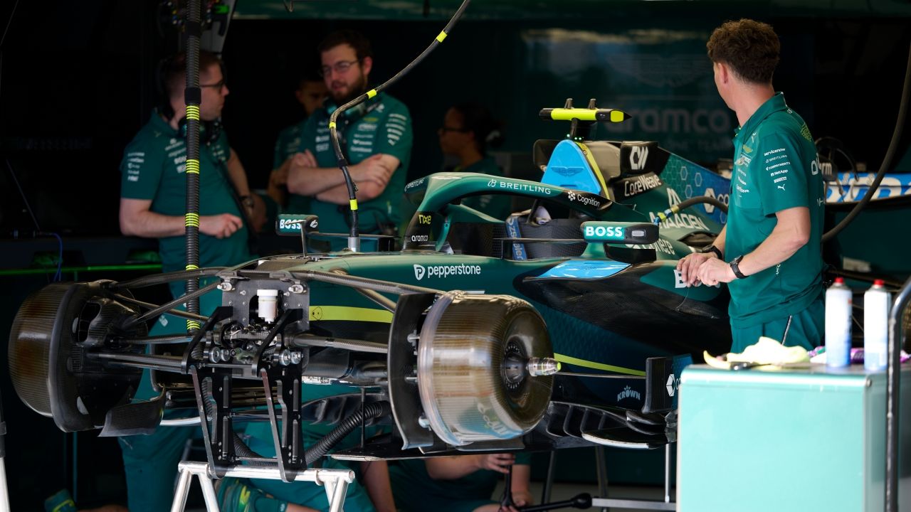 Un Aston Martin de Fórmula 1 desmontado en el garaje del equipo en el circuito de Austin.
