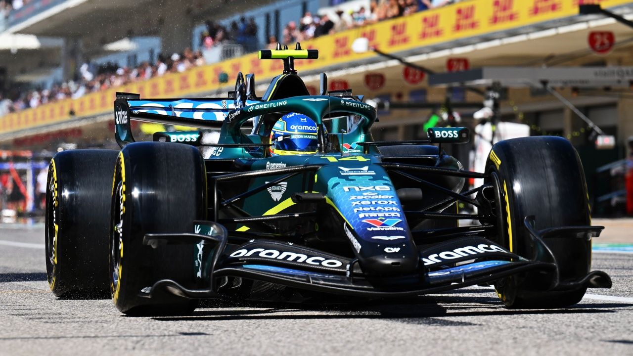 Fernando Alonso conduce el Aston Martin por el pit lane del circuito de Austin.