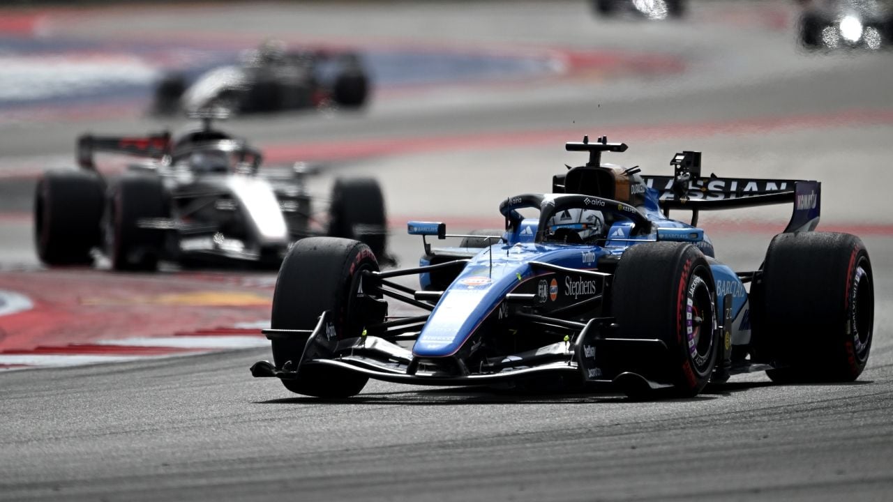 Alexander Albon conduce el Williams de F1 en el circuito de Austin.