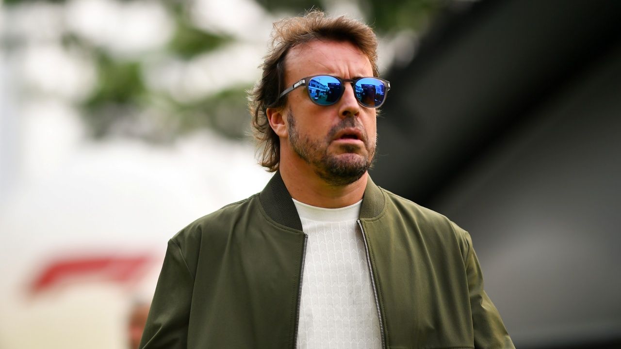 Fernando Alonso, vestido con ropa de calle, en el paddock de un circuito.
