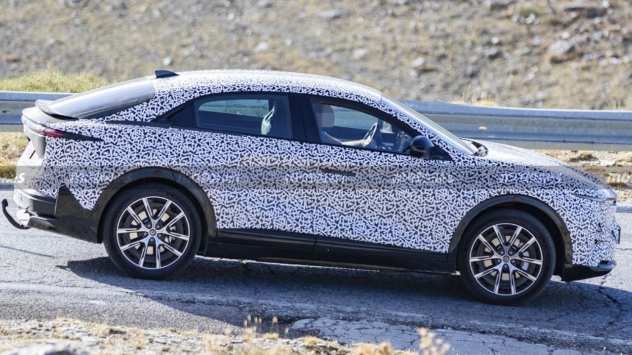 Vista de lado de un prototipo camuflado del Alpine A390