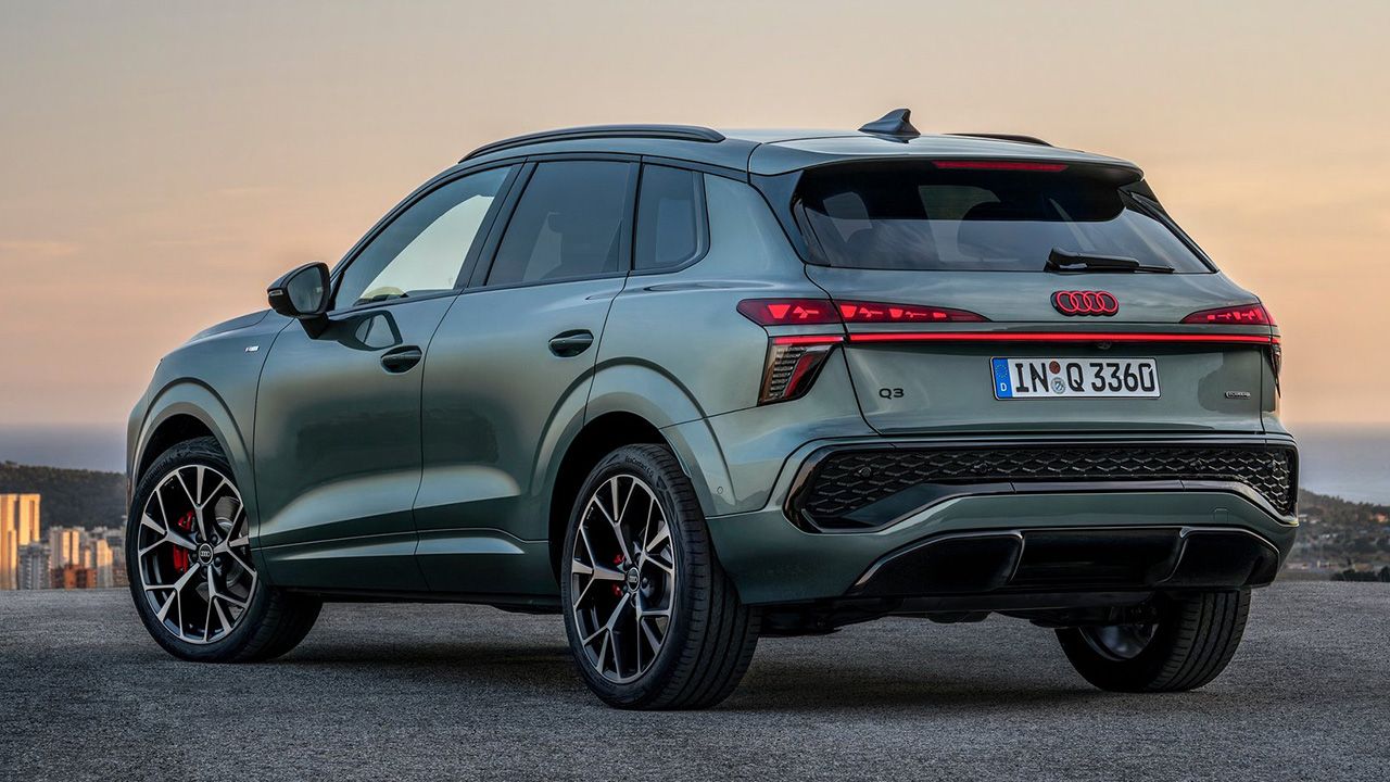 Vista lateral trasera del Audi Q3 quattro en color verde