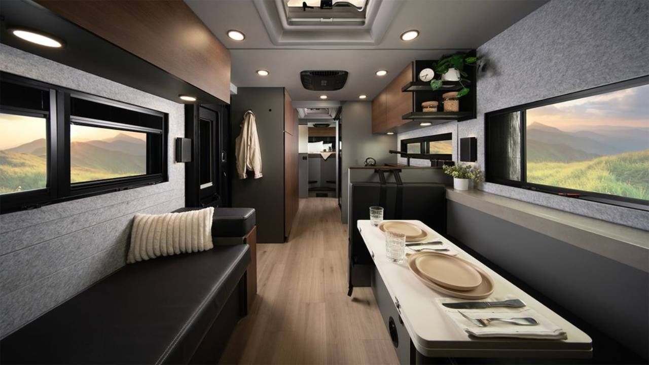 Interior de lujo de la Entrega Coach Embark.