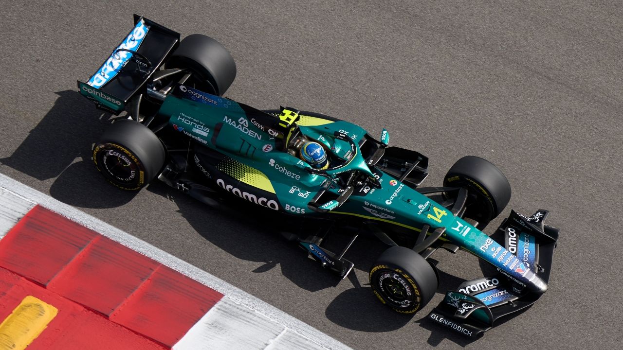 Fernando Alonso conduce el Aston Martin de Fórmula 1 en el circuito de Austin.