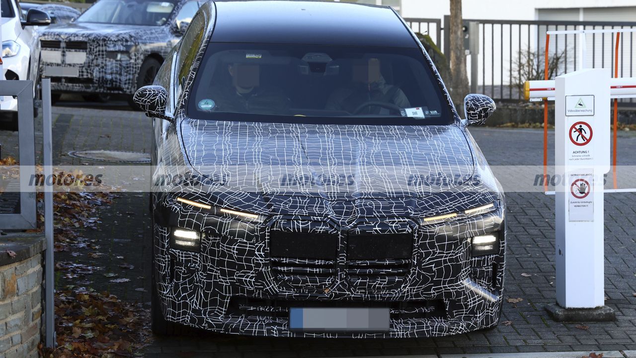 BMW aún tiene un escalón de lujo antes de Rolls-Royce: el nuevo ALPINA 7 de gasolina se deja ver en fotos espía