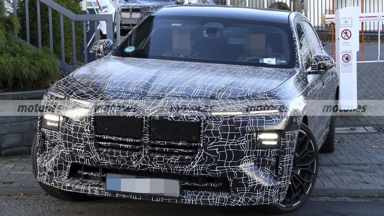 Vista delantera de un prototipo del nuevo BMW ALPINA 7 2028