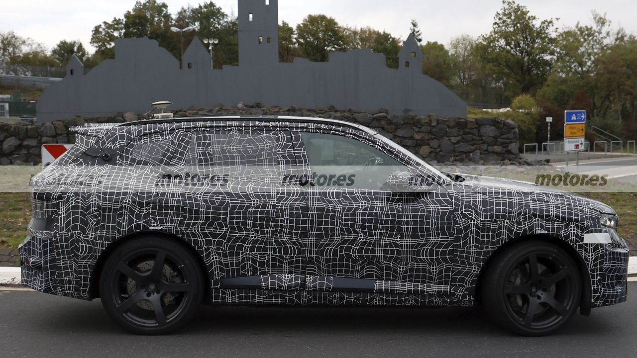 Vista lateral del futuro BMW X5 M