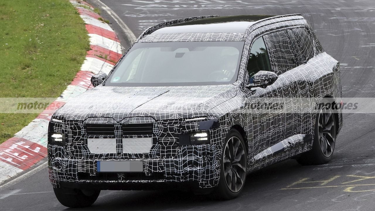 Vista 3/4 frontal del nuevo BMW iX7