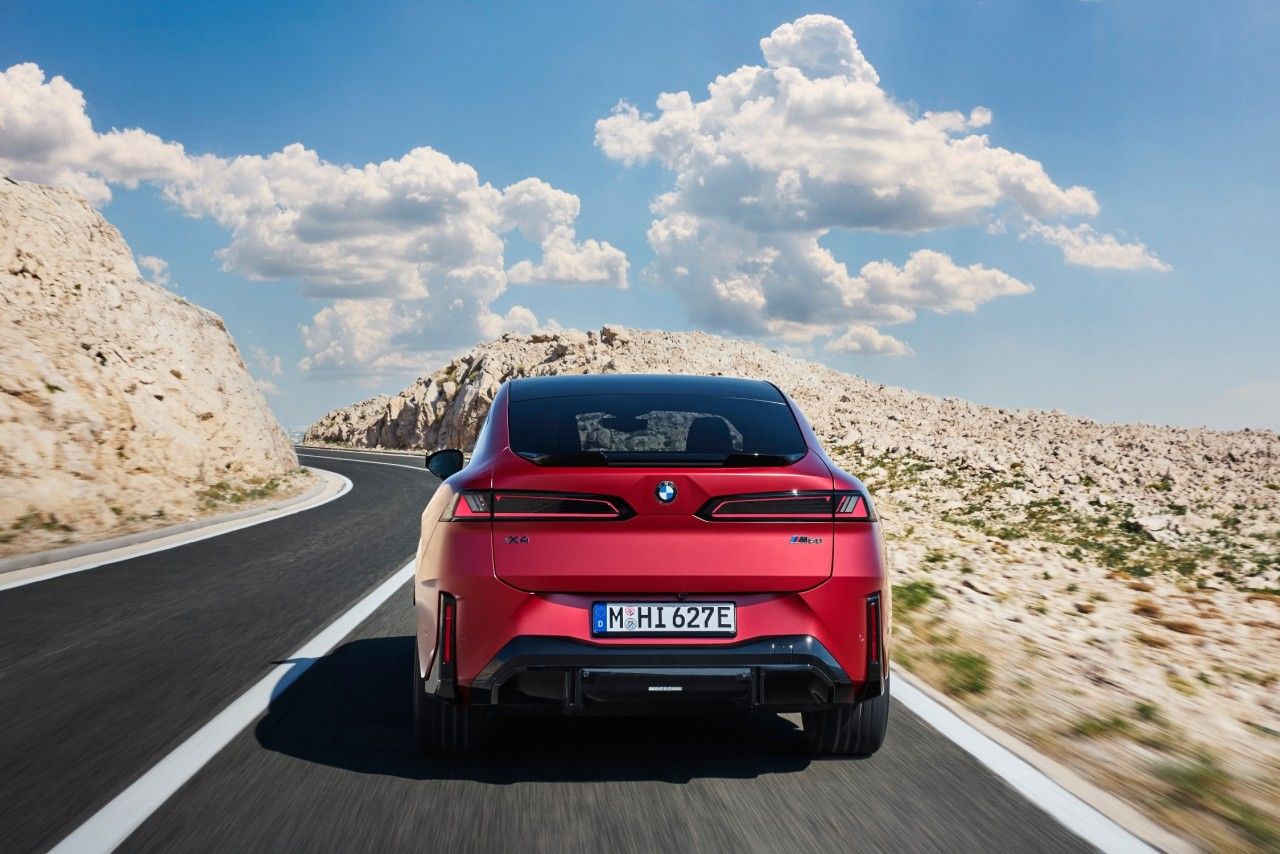 La parte de atrás del nuevo sUV eléctrico de BMW