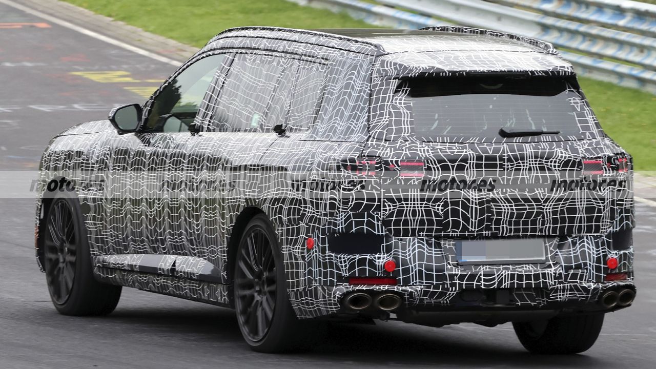 Vista 3/4 posterior del nuevo BMW X7 M60 2028