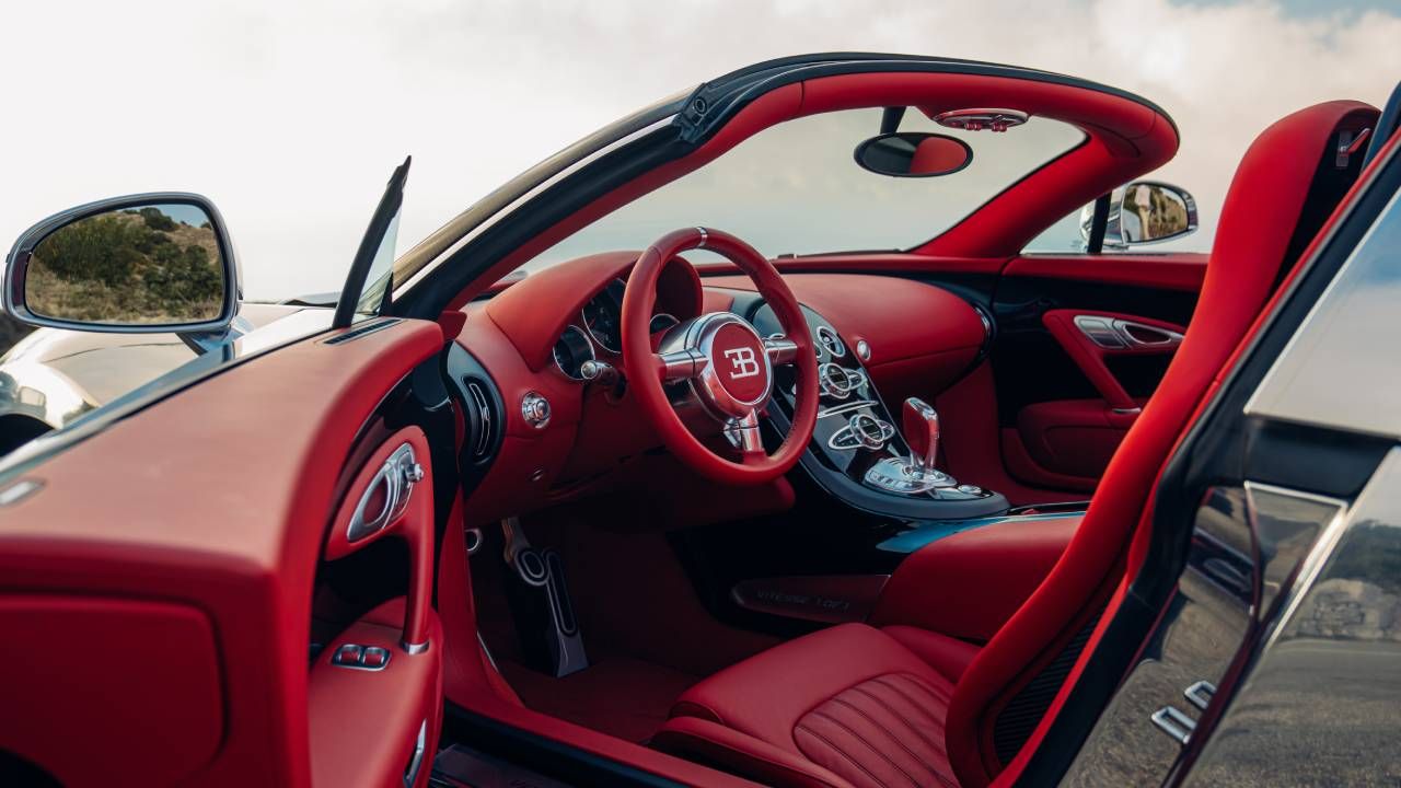 El rojo toma el protagonista en el interior del Bugatti Veyron restaurado.