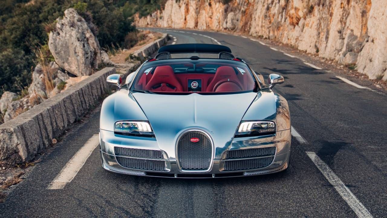 El Bugatti Veyron restaurado con carrocería de aluminio pulido.