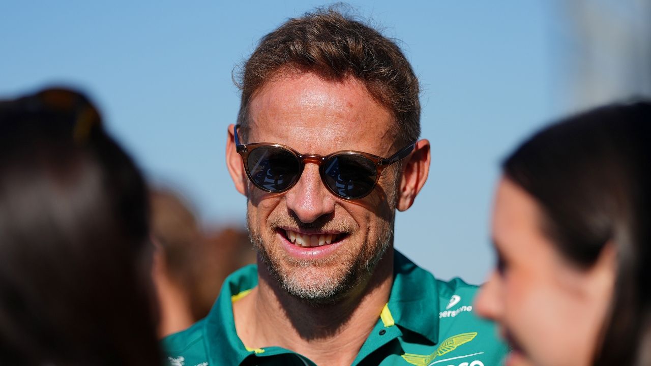 Jenson Button, con gafas de sol y ropa oficial del equipo Aston Martin.