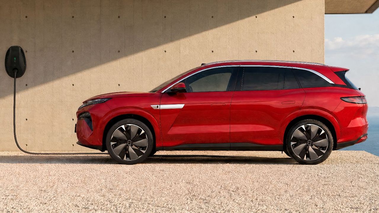 BYD Atto 8 - lateral