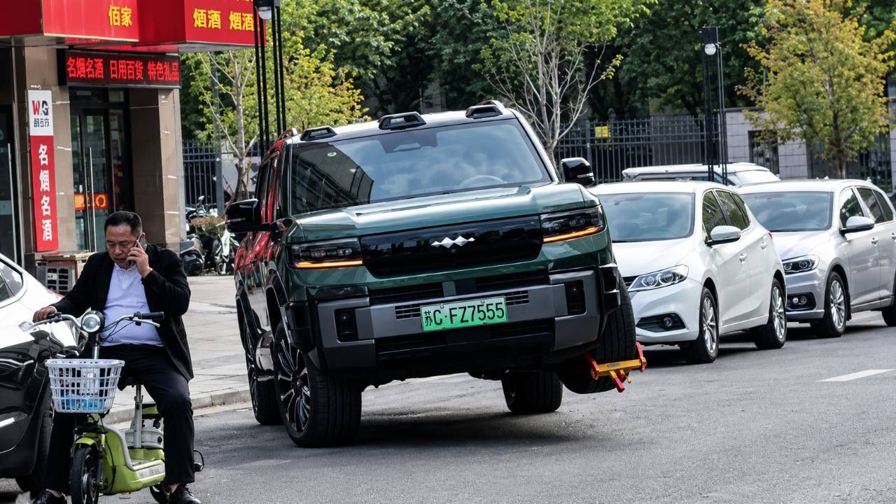 El BYD Fang Cheng Bao Bao 8 tiene un cepo en la rueda, pero puede moverse elevando la rueda.