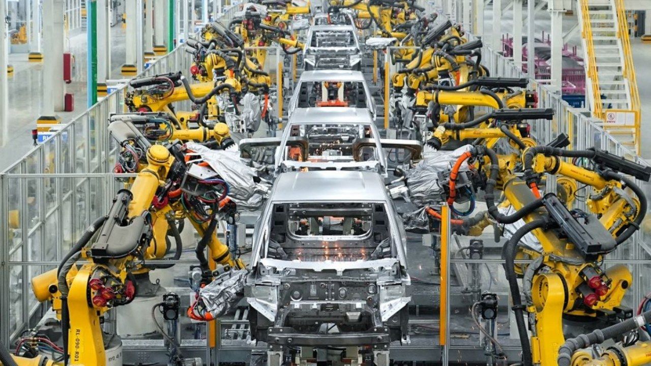 Fábrica de BYD ensamblando sus coches