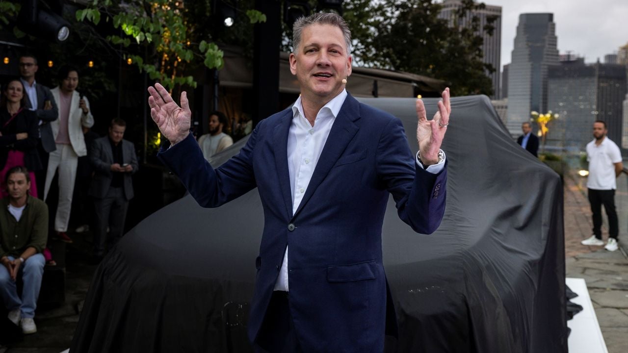 El CEO de Audi, acusado de romper su propio código de conducta al compartir escenario con Trump