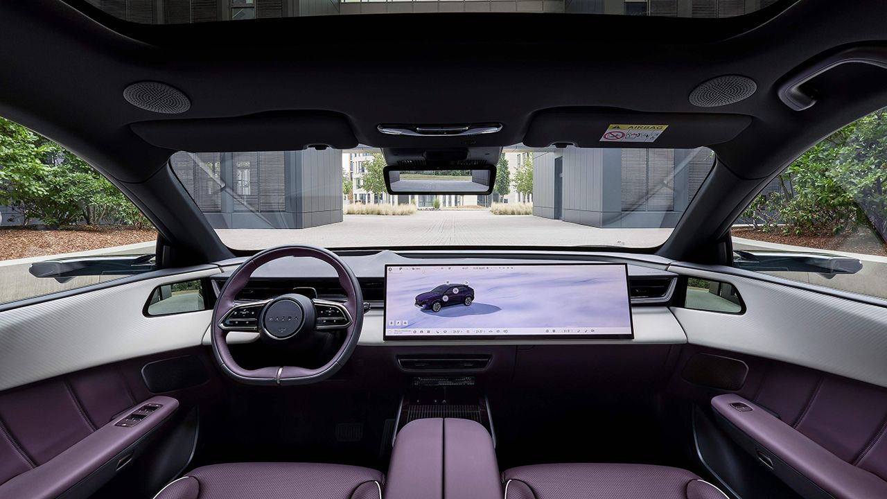 Vista interior del nuevo Mazda CX-6e con tapicería bitono blanco y amatista