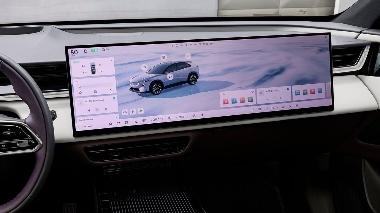 La enorme pantalla táctil panorámica de 26 pulgadas del Mazda CX-6e