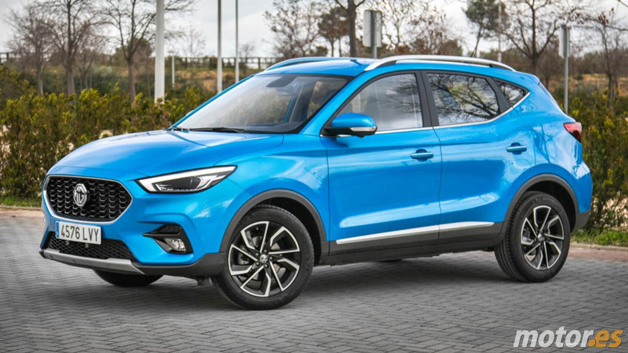 Vista frontal lateral del MG ZS en color azul