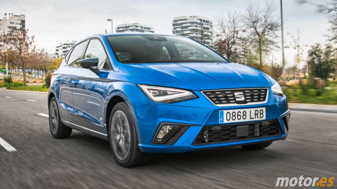 Vista frontal lateral del SEAT Ibiza en color azul circulando por carretera