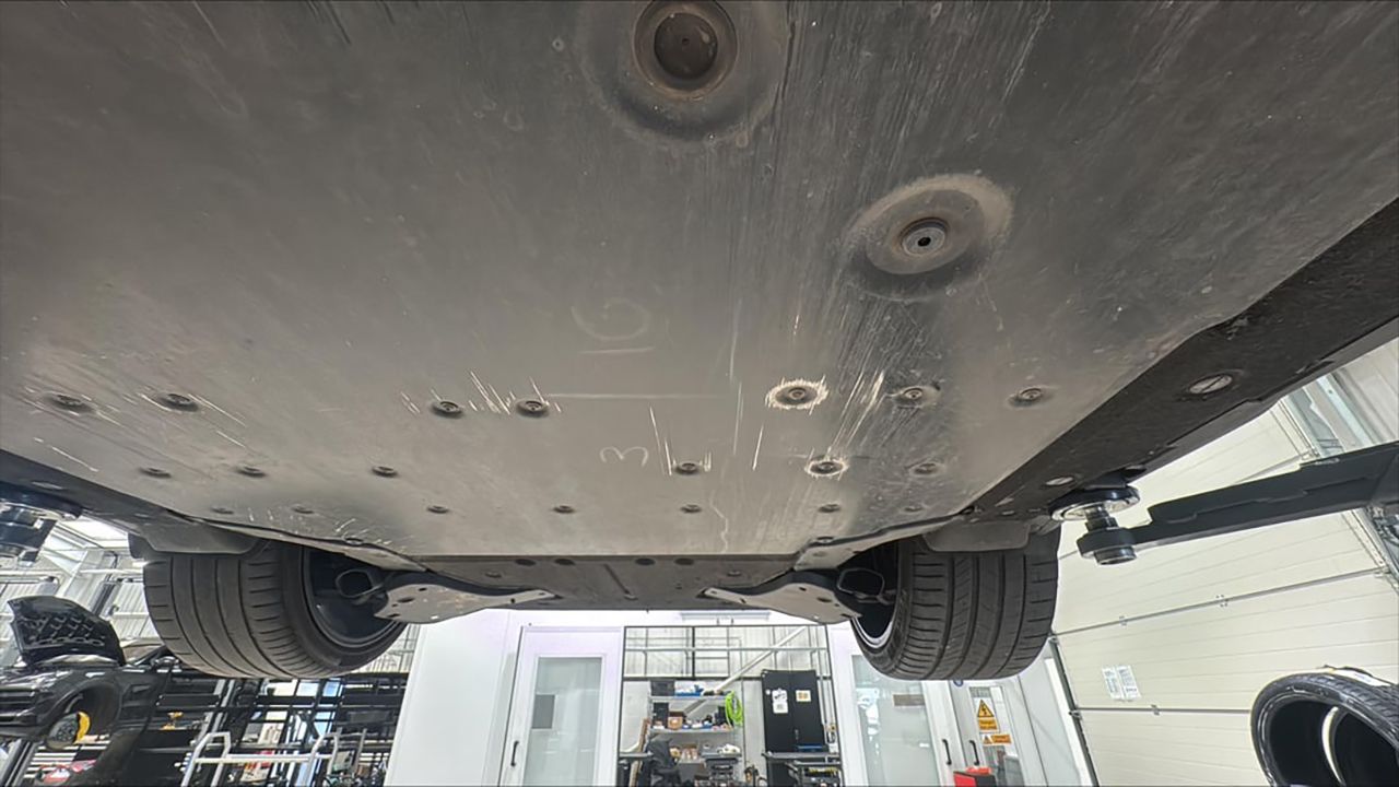 Detalle de los bajos de un Porsche Taycan