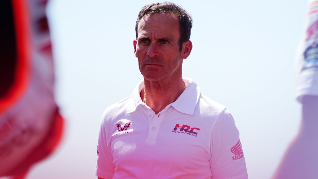 Alberto Puig, vestido con ropa oficial del equipo Honda HRC.