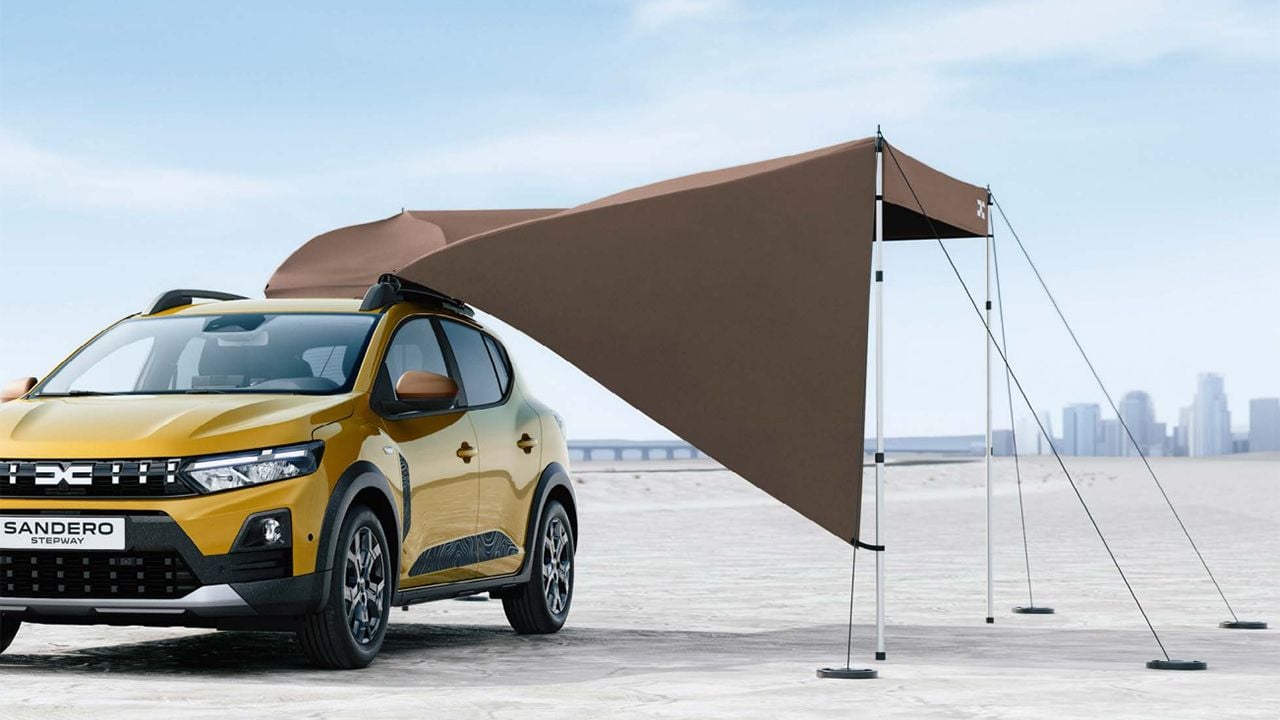 Vista del nuevo Dacia Sandero Stepway con el nuevo toldo de techo InNature