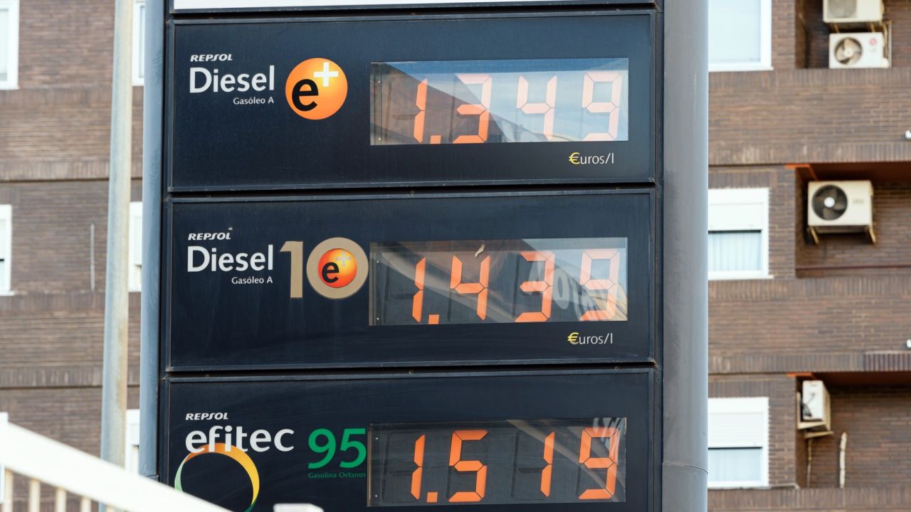 Torre de una estación de servicio de Repsol con los precios del combustible indicados.
