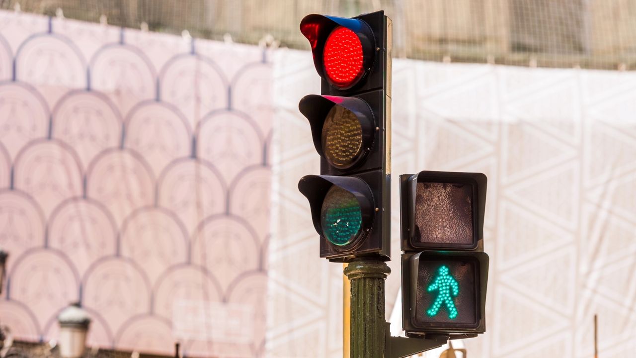 La DGT, obligada a matizar su propia norma: excepciones en los semáforos que permitirán el ámbar intermitente