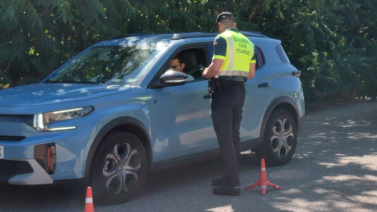 El borrador de la DGT permitiría a la Guardia Civil enviar una grúa para recoger un coche averiado en estos 4 casos
