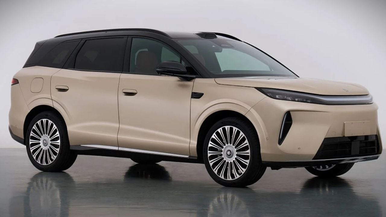 El BYD Tang prepara su versión de 700 CV y un interior donde manda una pantalla de 35,4 pulgadas
