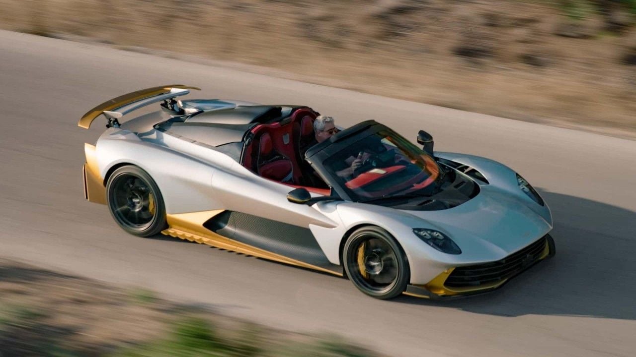 El nuevo Aston Martin tiene 1.079 CV y alcanza 350 km/h sin techo, pero ponerle la capota cambia las reglas