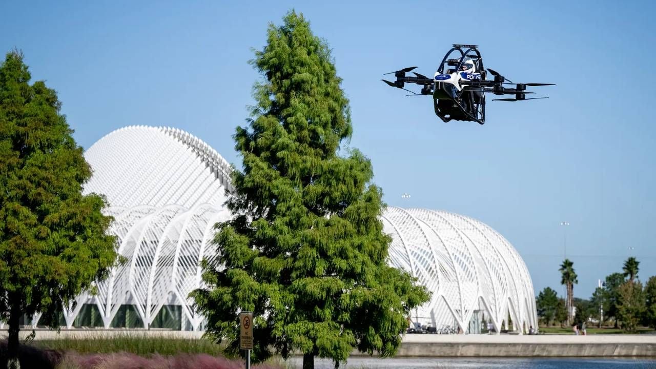 El Jetson ONE sobrevolando una zona del campus universitario en Florida.
