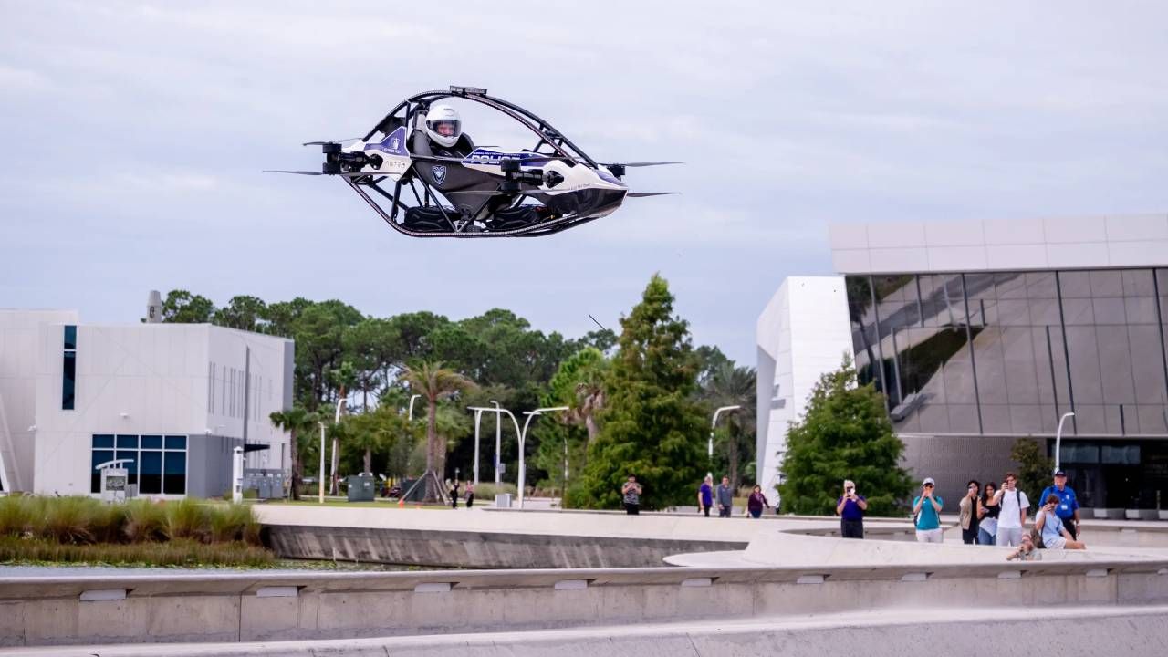 El Jetson ONE sobrevolando una zona del campus universitario en Florida.