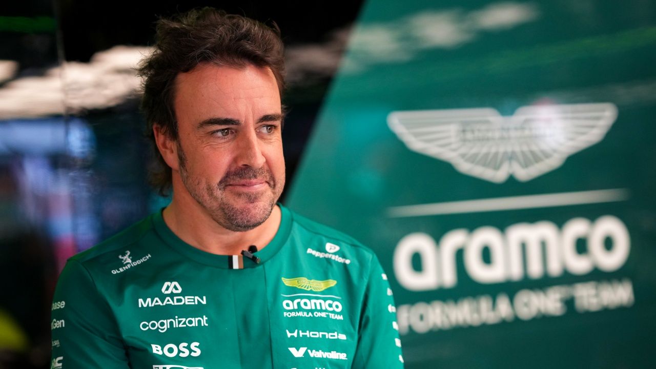 Fernando Alonso, vestido con la indumentaria de Aston Martin, en el garaje del equipo.