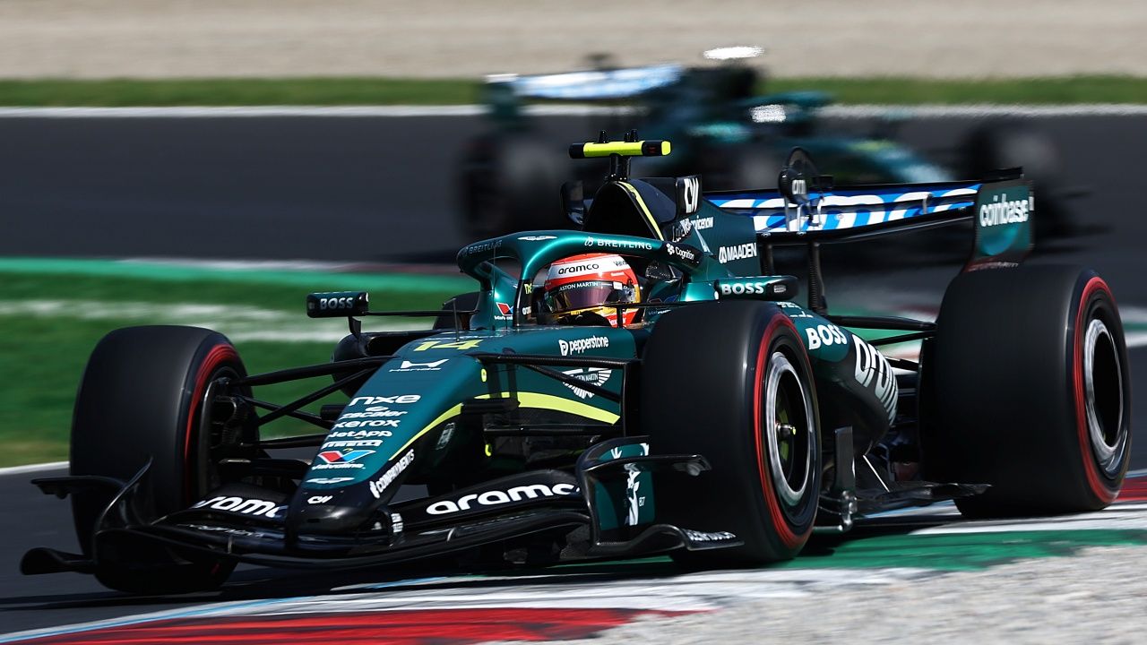 Fernando Alonso conduce el Aston Martin de Fórmula 1 en el circuito de Monza.