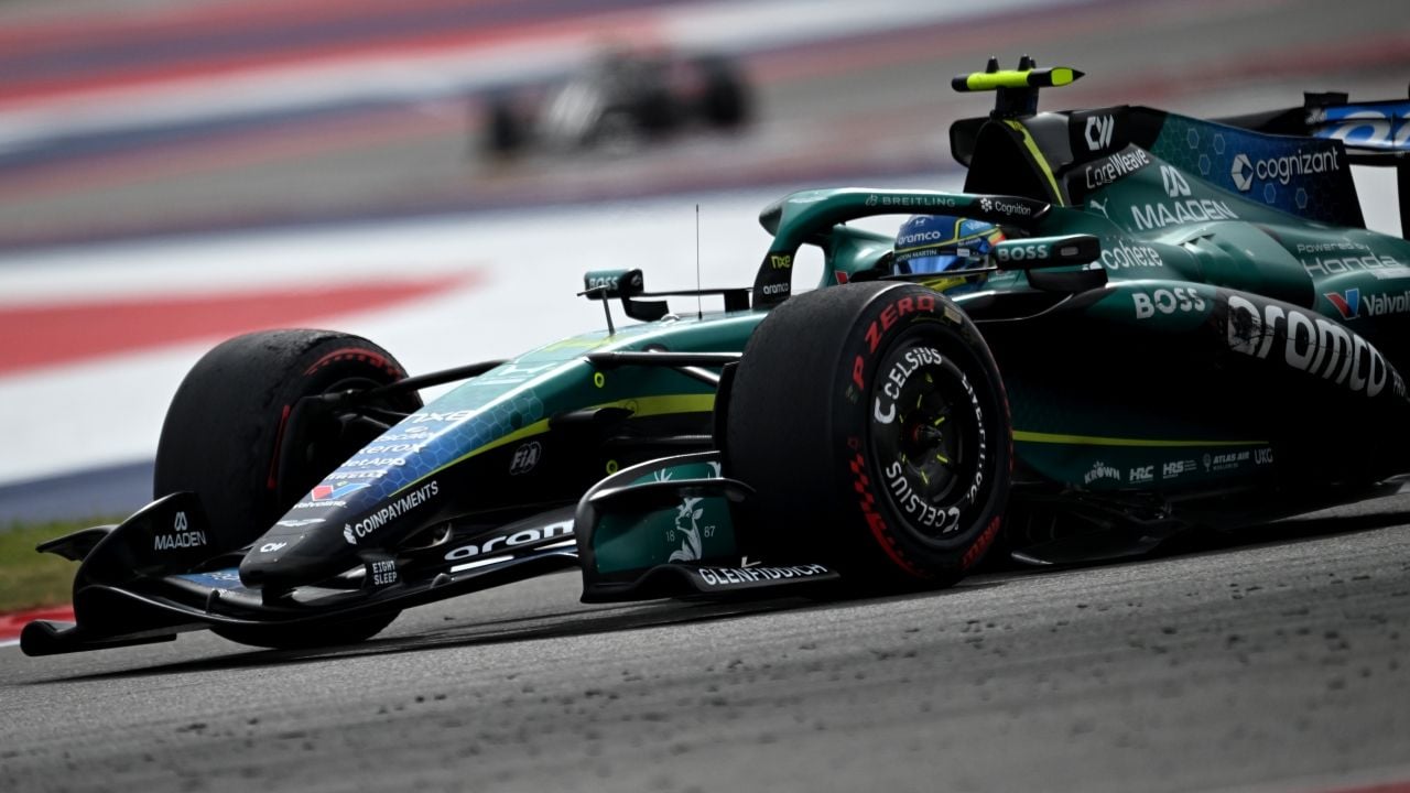 Fernando Alonso, a bordo del Aston Martin golpeado por Albon en Austin.