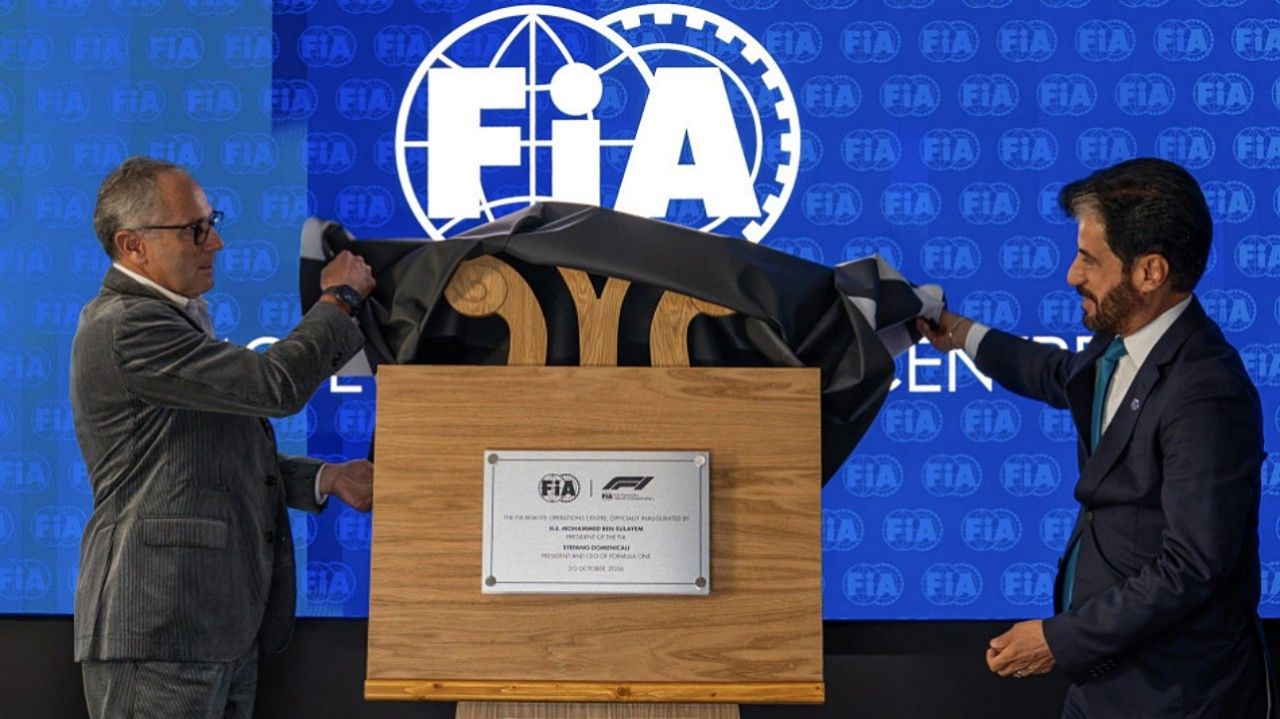Stefano Domenicali (izquierda) y Mohammed Ben Sulayem, inauguran el nuevo Centro de Operaciones Remoto de la FIA.