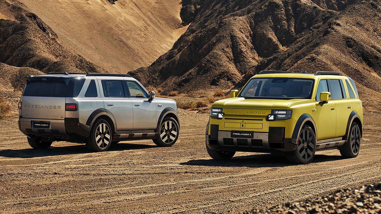 Dos unidades del Freelander 8, una de color gris con vista traseral lateral y otra amarilla con vista frontal lateral