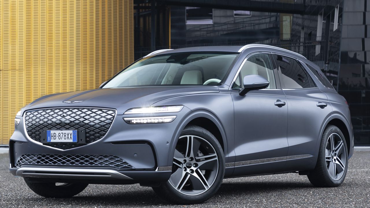 El Genesis GV70 eléctrico ya tiene precios en España y hay más de 20.000 euros de diferencia por los mismos 490 CV