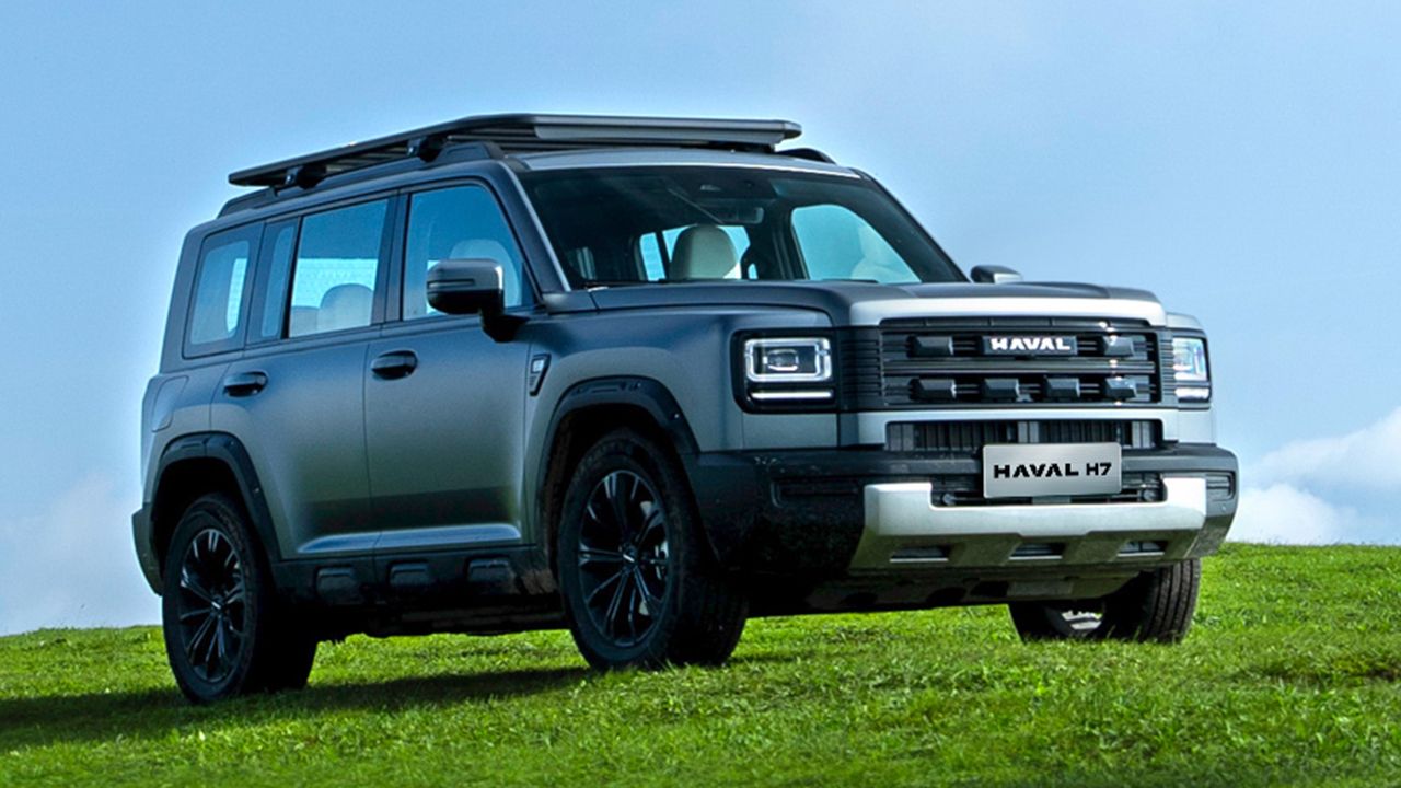 Vista lateral frontal del GWM Haval H7 en un prado