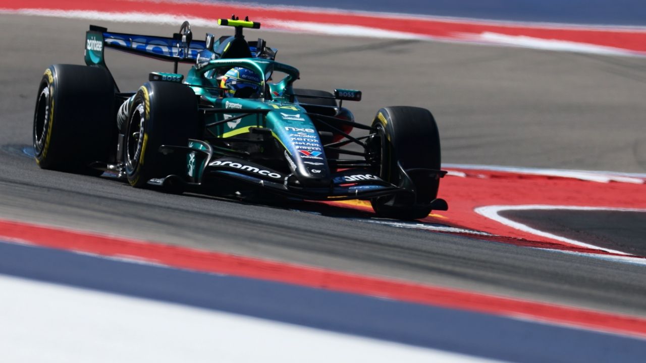 Fernando Alonso conduce el Aston Martin de Fórmula 1 en el circuito de Austin.