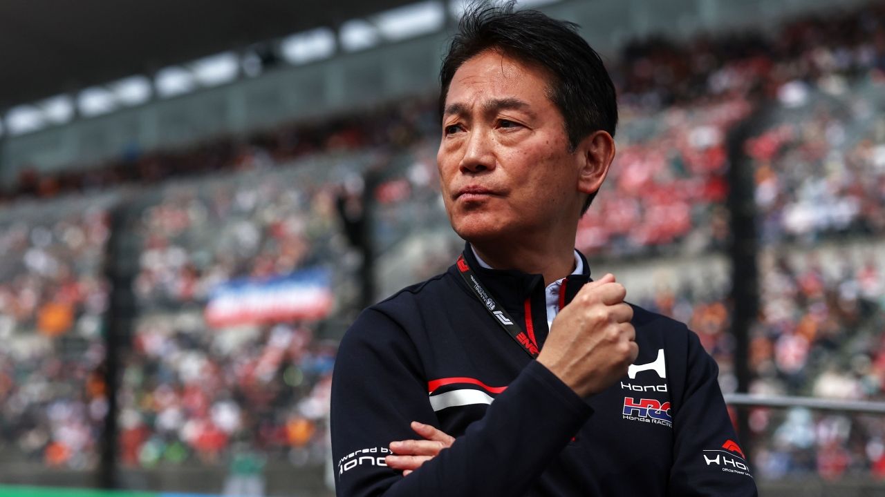 Koji Watanabe, vestido con ropa corporativa de Honda en la parrilla del GP de Japón de Fórmula 1.
