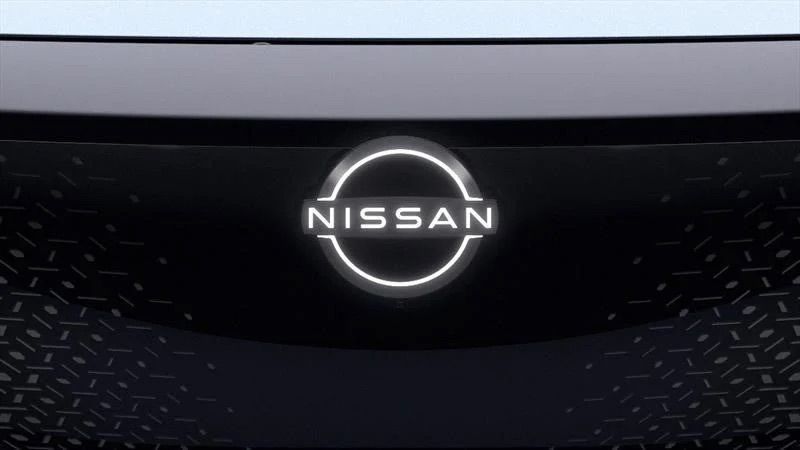 El logo de Nissan en uno de sus coches