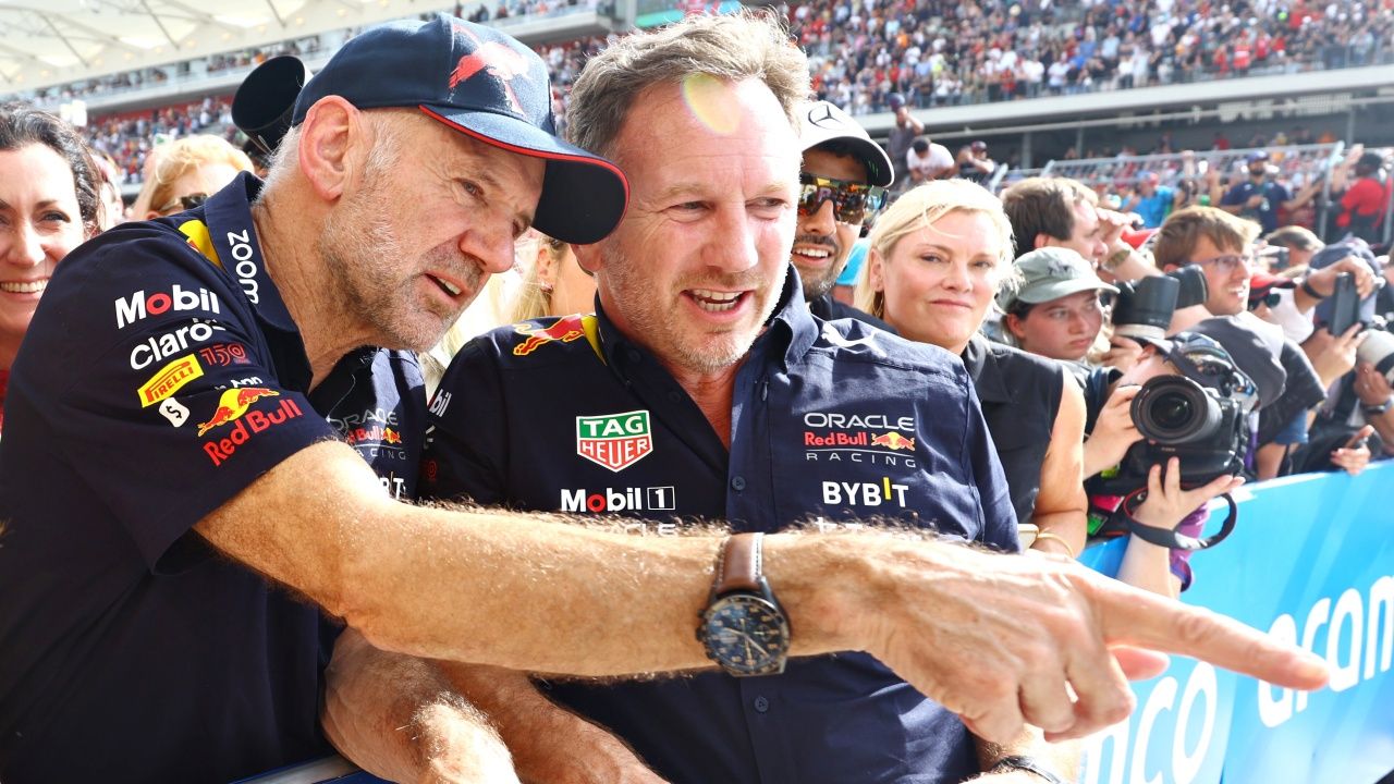 Adrian Newey, junto a Christian Horner en el parque cerrado de un circuito.